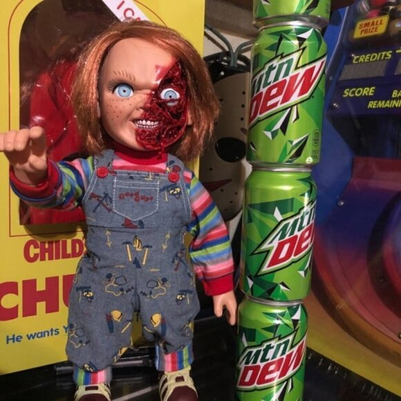 Mezco Toyz Designer Series Child's Play 3 Talking Pizza Face Chucky 15-Inch - Picture 6 of 8